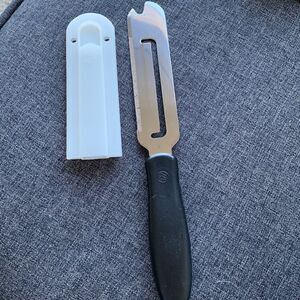 Pampered Chef Cheese Knife slicer with cover‎